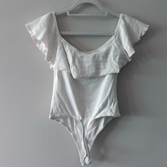 LOVERS + FRIENDS • WHITE RIBBED OFF SHOULDER RUFFLE PULL UP THONG
BODYSUIT- M • - Picture 2 of 7